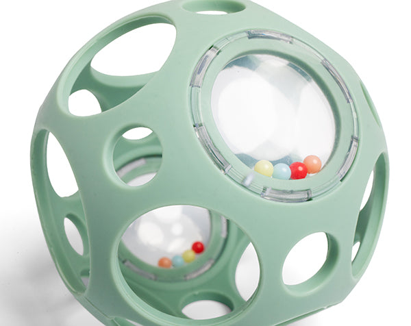 Pelota sensorial verde con sonajero