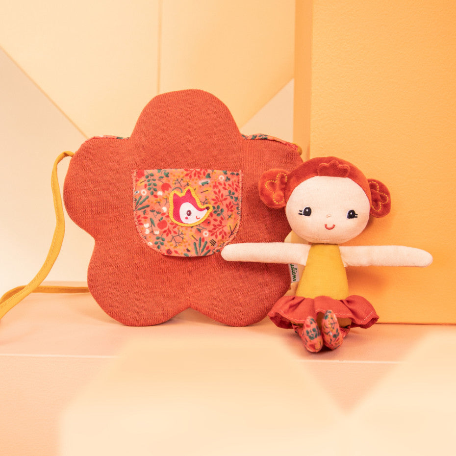 Muñeca Adèle con bolso de flor