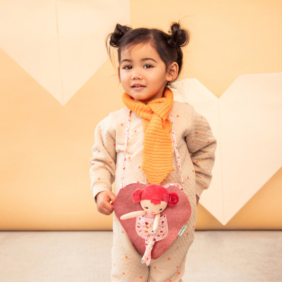 Muñeca Aline con bolsa en forma de corazón