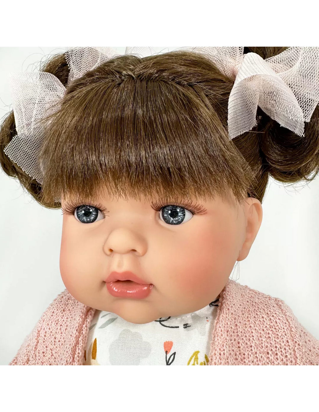 Muñeca Tita Spring Brunette (presentación: Mochila)